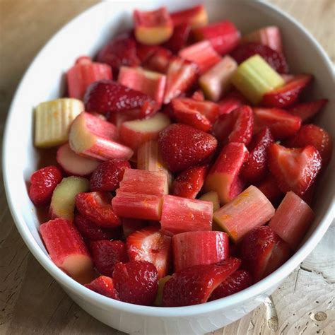 We Tried Ina Garten S Strawberry Rhubarb Crisp Recipe