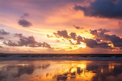 Playa De Arena Tropical De Kuta En Bali Al Atardecer Indonesia Imagen