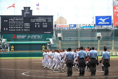 ＜日大山形・米子東＞健闘をたたえ合う両校ナイン（撮影・河野 光希） ― スポニチ Sponichi Annex 野球