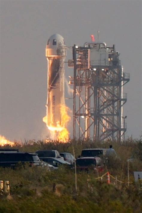 Jeff Bezos successfully lands after 10 minute Blue Origin space flight ...