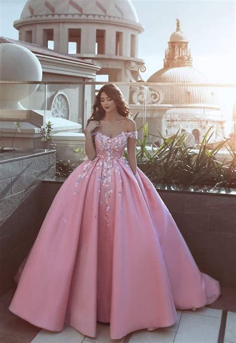 13 Vestidos dignos de una princesa para celebrar tus XV años