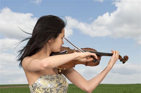 Jeune Femme Asiatique Jouant Le Violon Image Stock Image Du Femelle