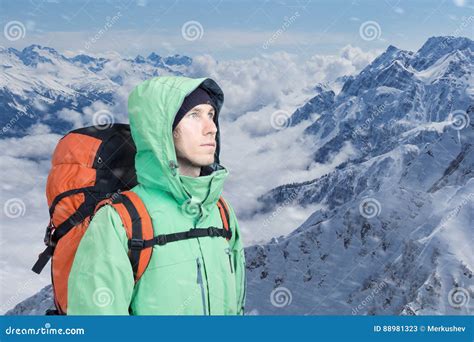 O Alpinista Do Homem Olha Acima Contra Uma Paisagem Da Montanha Do