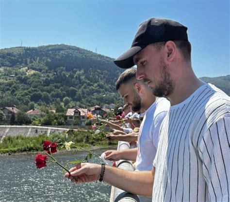 Oslobođenje U Drinu bačene ruže u znak sjećanja na žrtve genocida u