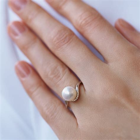 Gold Ring with Pearl and Diamonds | KLENOTA