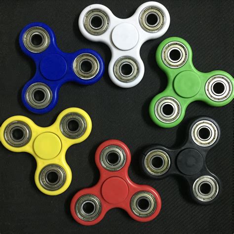 Köp 22 stil Tri vinkel Tri Spinner Fidget Toy Plastic EDC Hand Spinne