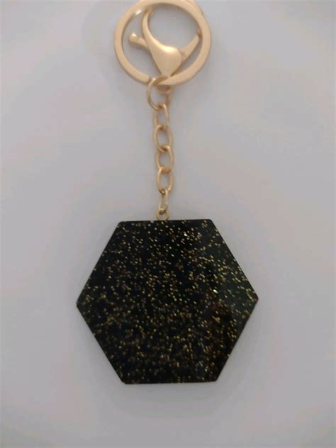 Chaveiro Hexagonal Preto Glitter Dourado Elo