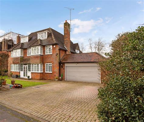 Wilton Crescent Beaconsfield Hp Bed Detached House