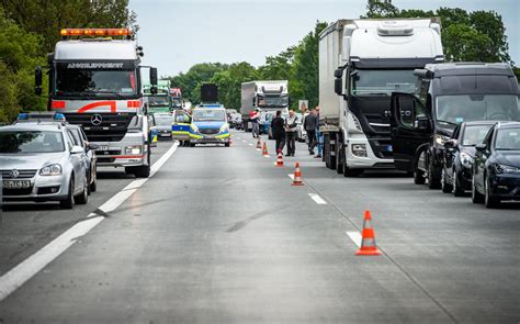 Unfall Auf Der A Bei Werl Pferdeanh Nger Kippt Um Aufw Ndige