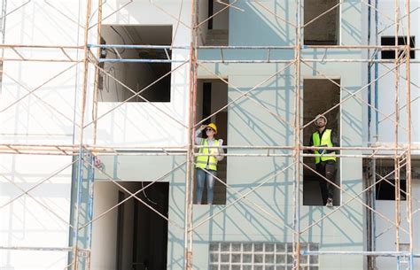 Engenheiro E Arquiteto Trabalhando No Canteiro De Obras Verificando