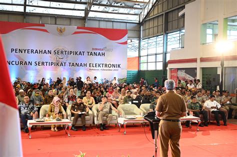 Pj Sekprov Serahkan Sertifikat Tanah Ke Warga Di Lima Kabupaten Kota