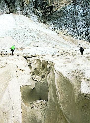 Lultimo Ghiacciaio Che Resiste Sul Montasio In Centanni Lo Spessore