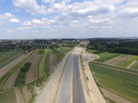 Kraków Budowa północnej obwodnicy Powstają jezdnie tunele i wiadukty