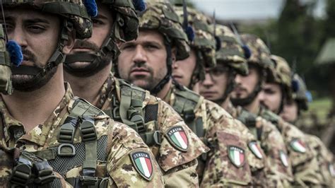 Armi Bollicine Litalia Entra Nel Aumentando Le Spese Militari