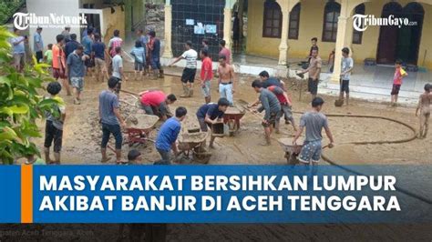 Masyarakat Bersihkan Lumpur Akibat Banjir Yang Terjang Tujuh Desa Di