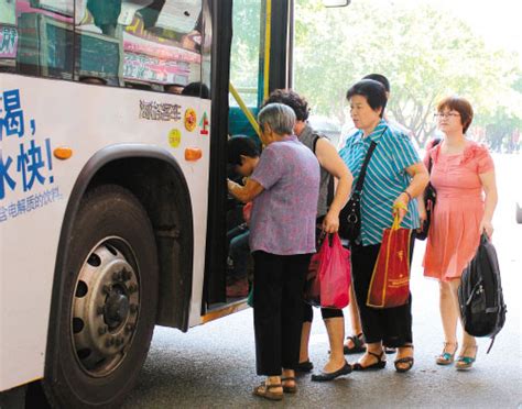 济南市60至64岁老人10月1日起可半价乘公交济南齐鲁花园医院