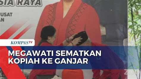 Megawati Sematkan Kopiah Ke Ganjar Pranowo Usai Umumkan Bacapres Pdip