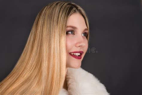 Belle Jeune Femme Blonde Avec De Longs Cheveux Droits Photo Stock