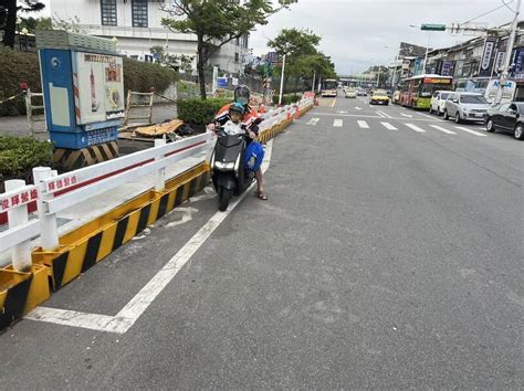 騎士停待轉區遭特斯拉撞飛 議員質疑北市府新工處釀禍 社會 自由時報電子報