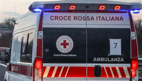 Auto Va Fuori Strada E Finisce Nella Scarpata A Fossano Vicino Cuneo