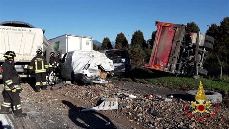 Incidente Autostrada A4 Milano Torino Due Tir Si Rovesciano In Strada