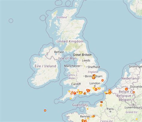 UK weather satellite images: Maps pinpoint exactly where thunder and rain LASHING country ...