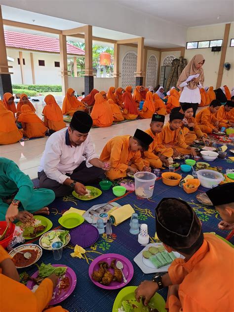 Siswa Siswi Kelas Vi Mi As Sidiqiyah Praktik Bmr Makan Berhidang Mi