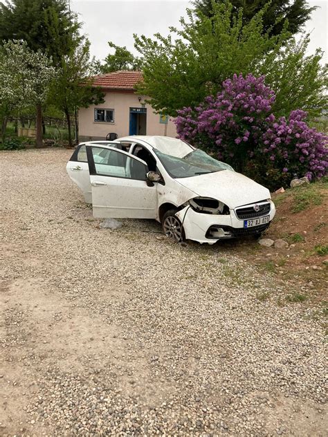 Konya da yoldan çıkarak taklalar atan otomobildeki 2 kişi ölümden döndü