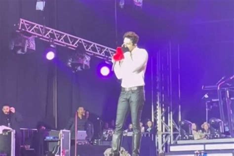 Luan Santana cheira calcinha jogada por fã no palco Sei que perfume é