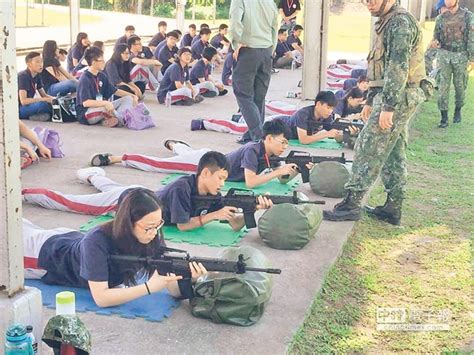 台商子女返台補課 體驗射擊打靶 兩岸 旺報