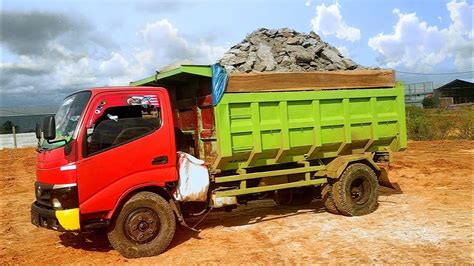 Mobil Dump Truk Jomplang Muatan Tanah Cadas Youtube