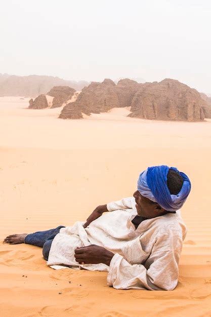 L homme Touareg Se Trouve Sur Le Sable Dans Le Désert Du Sahara Les