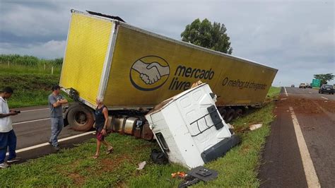 Caminhoneiro Fica Em Estado Grave Em Acidente Na Sp Portal Morada