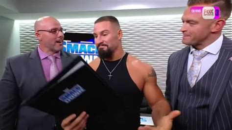 Nick Aldis Adam Pearce Conversan Con Bron Breakker En Backstage Wwe