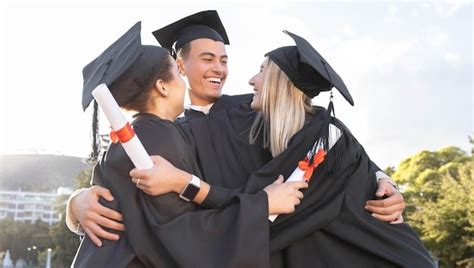 Amigos de formatura de alunos e abraços para o sucesso da celebração e