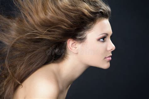 Mujer Con El Viento En El Pelo Imagen De Archivo Imagen De Belleza