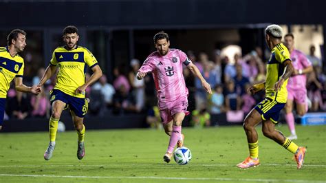 Con un doblete de Messi, el Inter Miami derrota a Nashville y avanza en