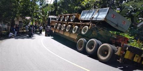 Truk Tronton Terperosok Di Pontolo Jalur Trans Sulawesi Gorontalo