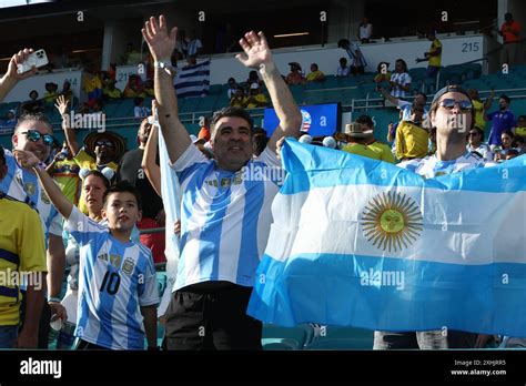 Argentinas Fans Jubeln Ihr Team Vor Dem Finale Der Copa America Usa