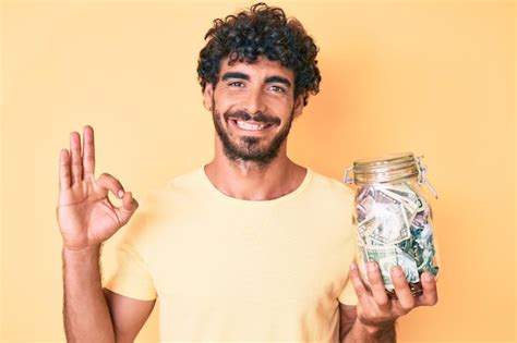 Apuesto Joven Con Cabello Rizado Y Oso Sosteniendo Un Frasco Con