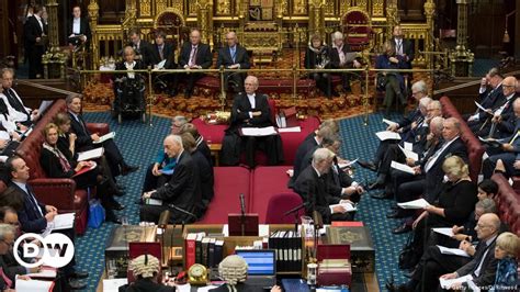 Lords Votes To Let Parliament Block No Deal Brexit Dw 04 30 2018