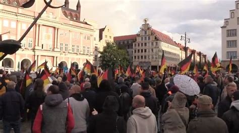 Tysiące Niemców wyszły na ulice Rostocku w proteście przeciwko