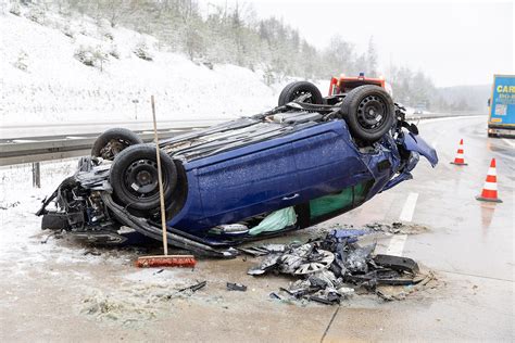 Landkreis Coburg Auto Berschl Gt Sich Bei Eisgl Tte Auf Der A