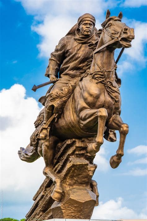 Statue de Bio Guéra à Cotonou Le Peuple béninois est un Peuple