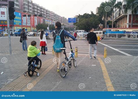 Pai Novo E Seu Filho Que Montam Uma Bicicleta Junto Fotografia