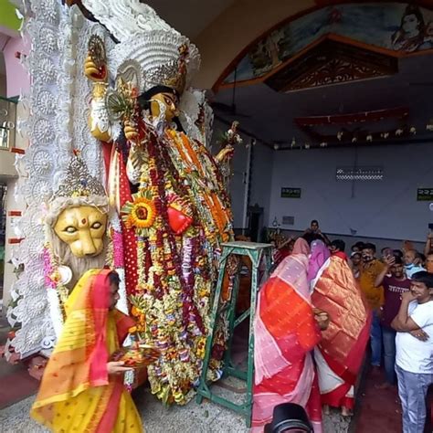 তেঁতুলতলার পুজোয় পুরুষরা দেবীকে বিদায়ের সময় বরণ করেন। হ্যাঁ ঠিকই