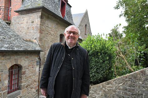 Selon Le Nouveau Recteur Du Mont Saint Michel La Soutane Fait Partie