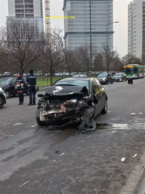 Milano Ennesimo Grave Incidente In Via Gozzoli Frontale Auto Contro