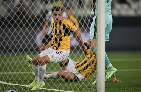 Hugo comemora golaço na virada contra o Guaraní PAR pela Sul Americana