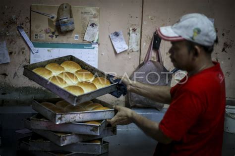 Penurunan Produksi Roti Rumahan Antara Foto